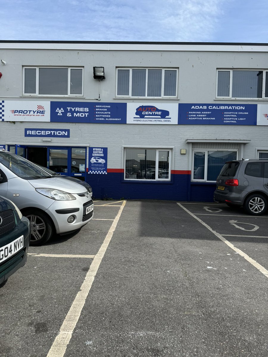 Afternoon fucknuggets 👋🏻

Who doesn’t love finding a screw in their rear tyre 🙄 #FuckSake 
I might have had my pants pulled down £££ but I can’t fault these guys for service #TopNotch