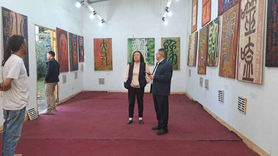 Having visitors to our permanent exhibit “ Reflections on the I Ching “Dawit Muluneh at Medemer Africa Gallery #IChing