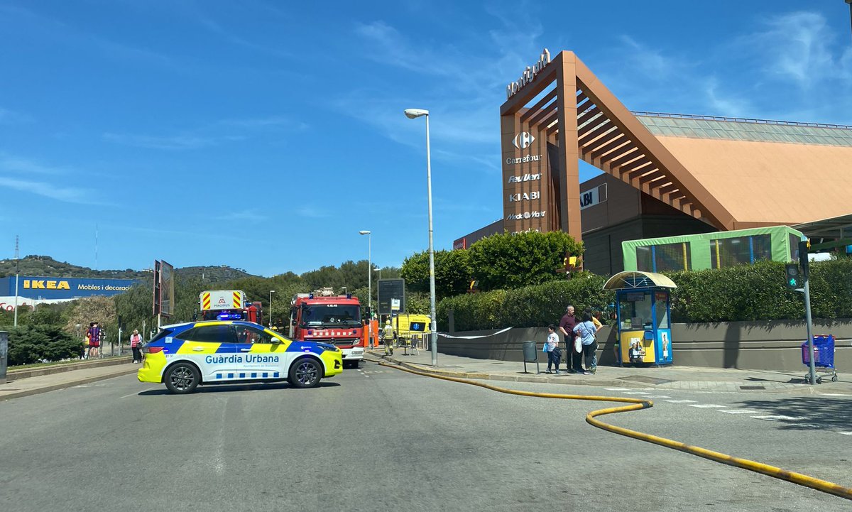 Els @bomberscat han extingit un foc que s'ha originat aquest migdia en una de les xemeneies de la zona de restauració del Centre Comercial Montigalà de #Badalona. S'ha evacuat als clients i una persona ha estat atesa per inhalació de fums.