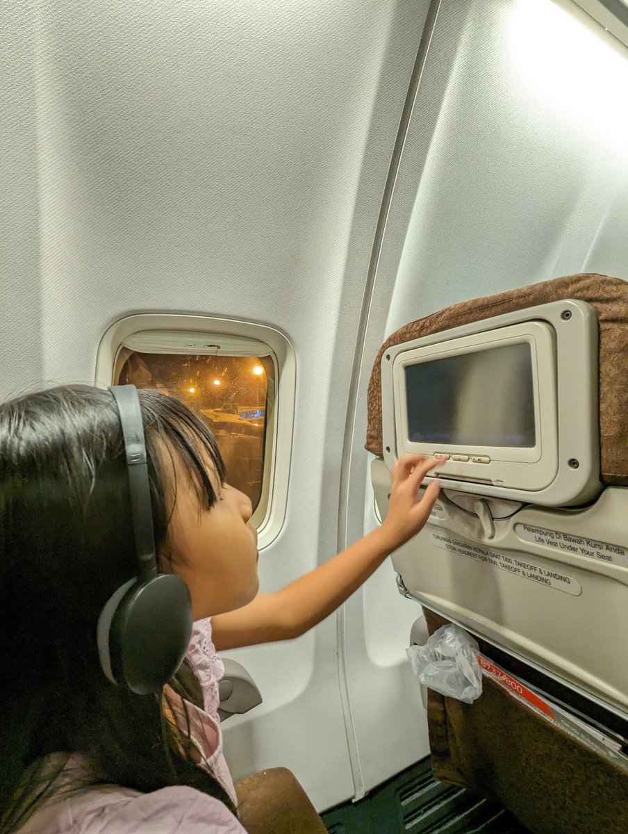pipis's tweet photo. Kemarin anakku dengan semangat cerita nemu @desatimun di @IndonesiaGaruda.  Sekarang nyari Desa Timun lagi meski sudah nonton seluruh episodenya berkali-kali.😆

Sesuka itu anakku sama karyanya @daudnugrahart ini❤️ https://t.co/KWohN0iKQS