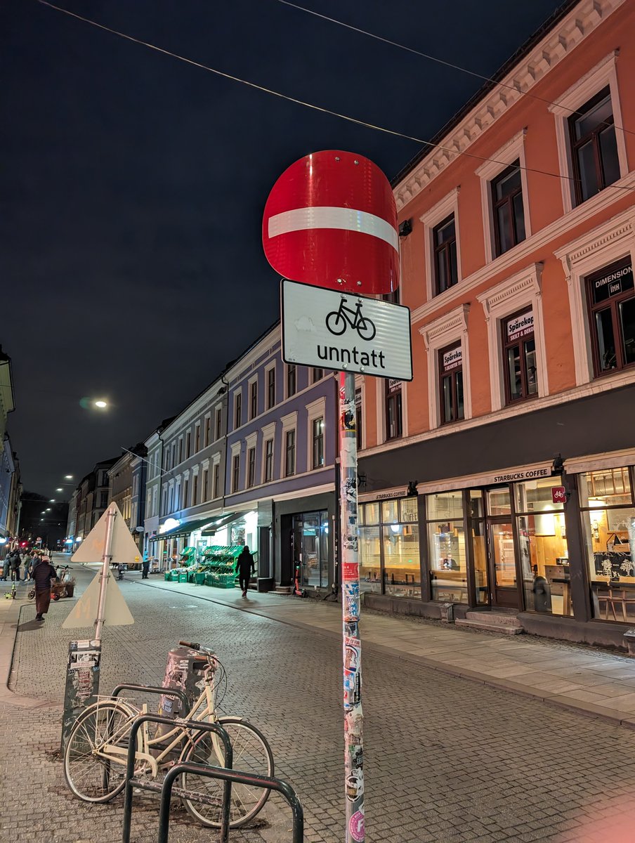 'No Entry' signs in Oslo are curved, so that they can be seen from any direction at tight crossroads. @ShowMeASignBryn