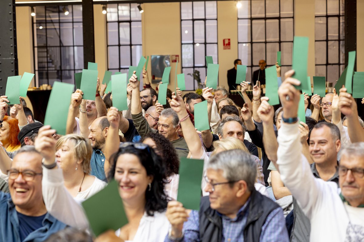 MasMadridCiudad's tweet photo. Aprobamos nuestra documento político para continuar trabajando como fuerza verde, feminista y para la clase trabajadora, pegada a los barrios y en alianza con el tejido vecinal y social. 

Madrid es nuestra razón de ser💚 https://t.co/7pUai6zvp0