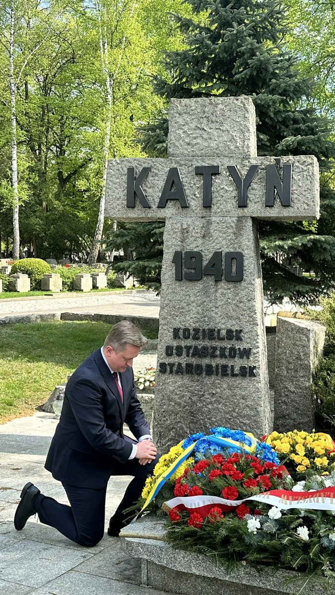 W 84. rocznicę Zbrodni Katyńskiej Ambasador Ukrainy w Polsce @Vasyl_Zvarych złożył kwiaty przed pomnikiem w Dolince Katyńskiej na warszawskim Cmentarzu Wojskowym na Powązkach.

#ZbrodniaKatyńska #Katyń #KatynMemorialDay