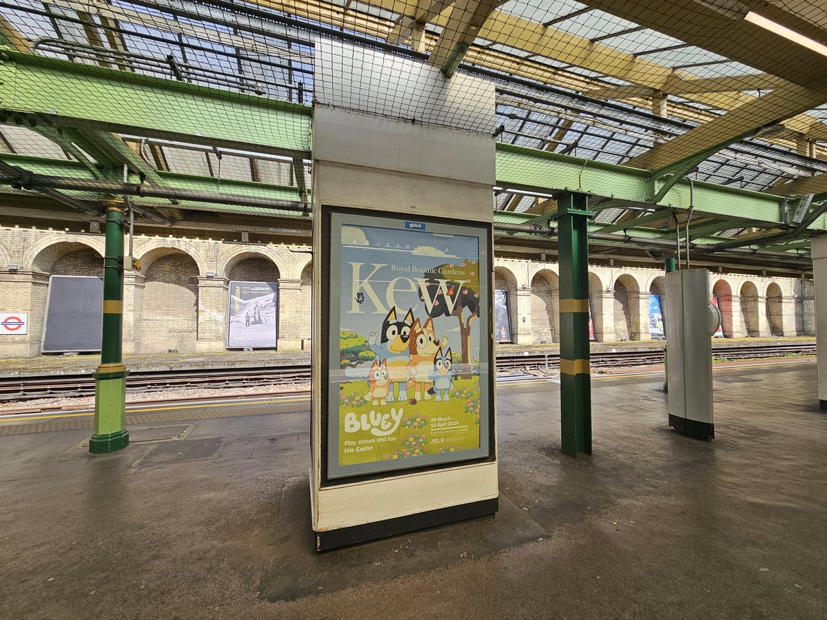 Your occasional reminder that the big pillars at South Kensington tube station aren't holding up the roof - they're the supports for a 1970s hotel that was planned to go above the station.