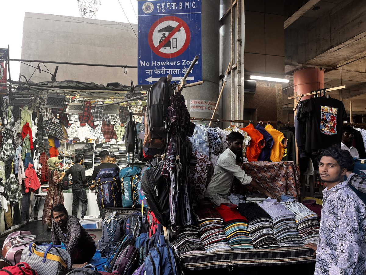 pbadhereporter's tweet image. @mybmc @CPMumbaiPolice @CMOMaharashtra @MPLodha 
हा फेरीवाल्यांचा माल नाही, पालिका आणि पोलिसांच्या अब्रू ची लक्तरे आहेत…नाकावर टिचून ना फेरीवाला क्षेत्र च्या फलकालाच लक्तरे टांगलीत…घाटकोपर रेल्वे स्थानकाची स्थिती..!!
अजून तरी जाग येऊ द्या…!!!