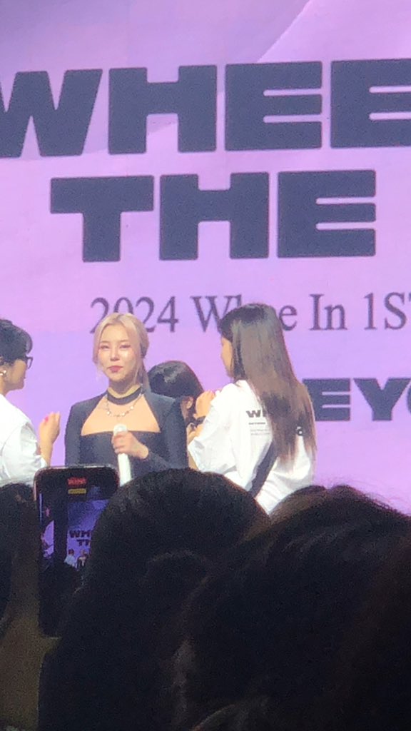 SA SOBRANG INIT SA STAGE NA NAG RETOUCH 🤣🤣 #WheeIninManila #WheeIntheMoodinManila #WheeIn_1ST_WORLD_TOUR