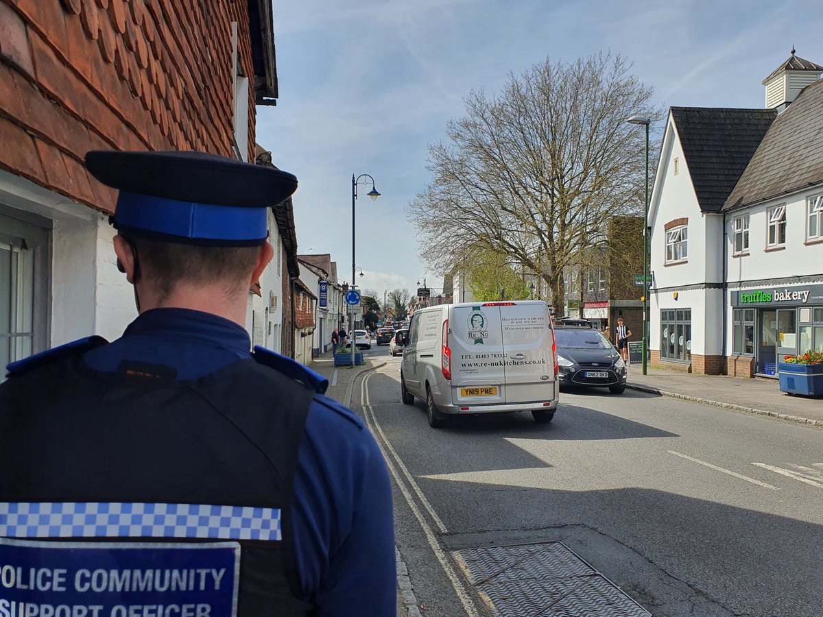 Horsham PCSO's out on foot patrol in #Billingshurst today, engaging with businesses and public. 29348 43291