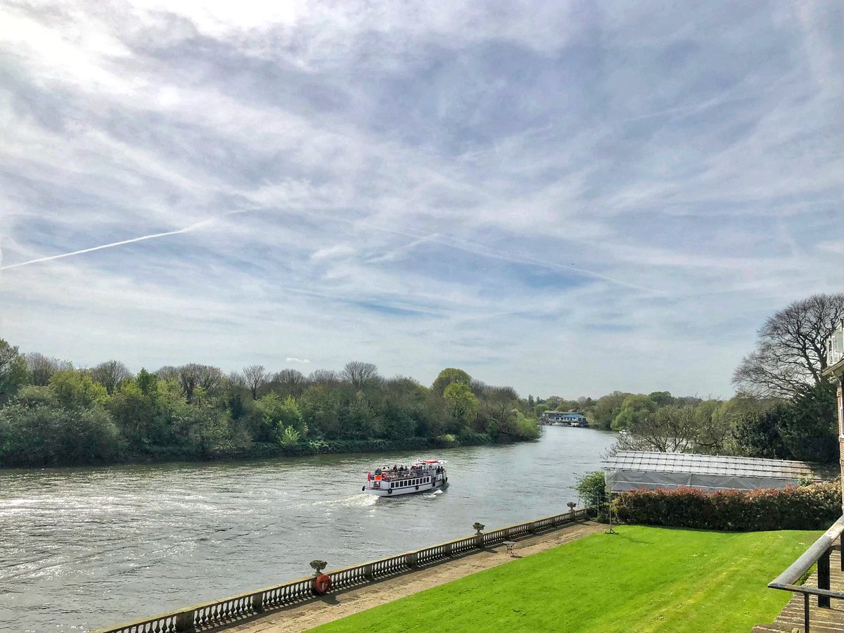 We have hazy skies with plenty of contrails over Twickenham but the sun filtering through them has risen the temp to a warm 19°C which is so great for those enjoying a river cruise on the Thames. @metoffice #loveukweather #contrails @Collierlaunches #Saturday