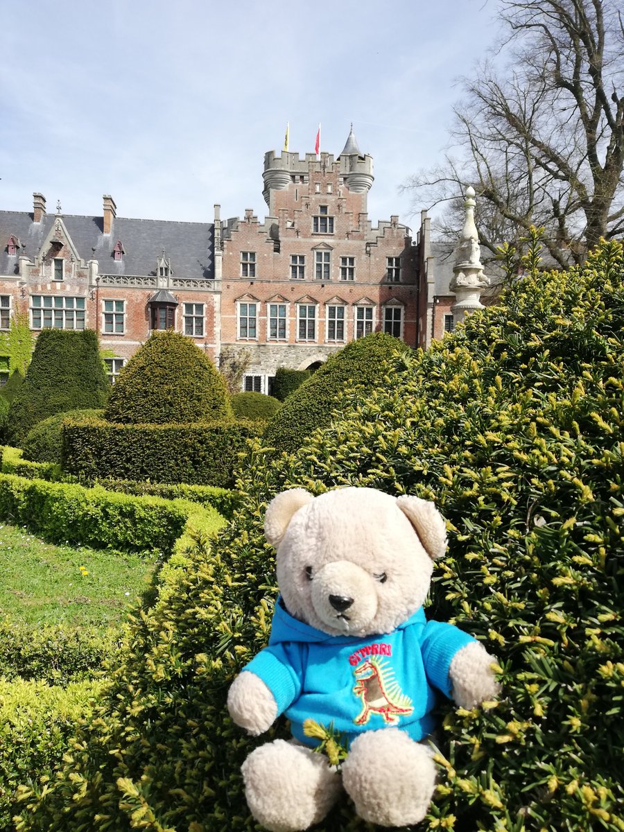 boeleke_op_reis's tweet image. The current Gaasbeek Castle is just one of many castles that have stood on this estate. The castle is a romantic interpretation of what people in 1890 thought the Middle Ages looked like.  Today we walk around the castle. We will come back again to visit inside. #walkingisfun