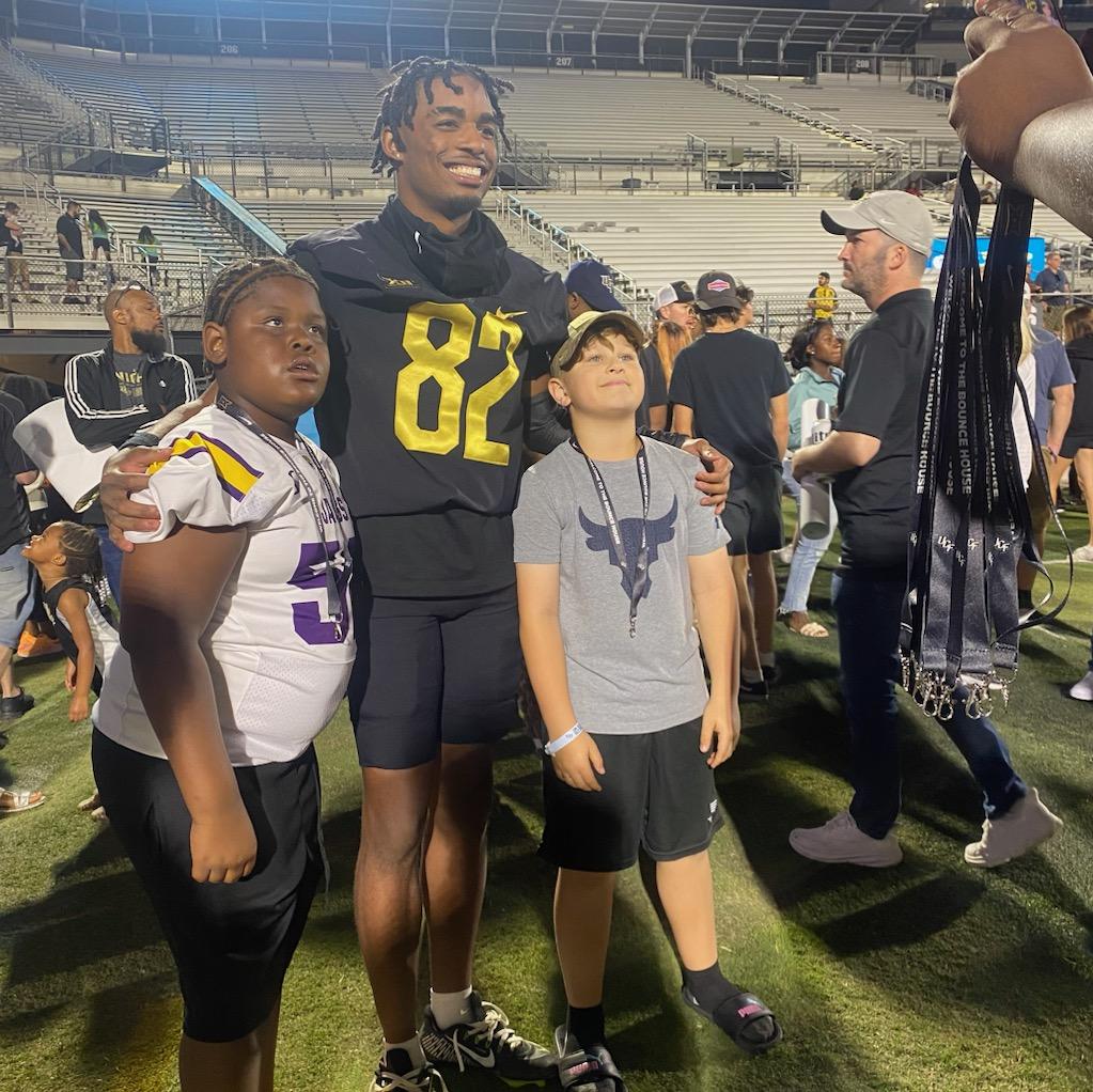 @Jordynbridge84 meeting with fans @UCF_Football spring game 🖤💛⚔️