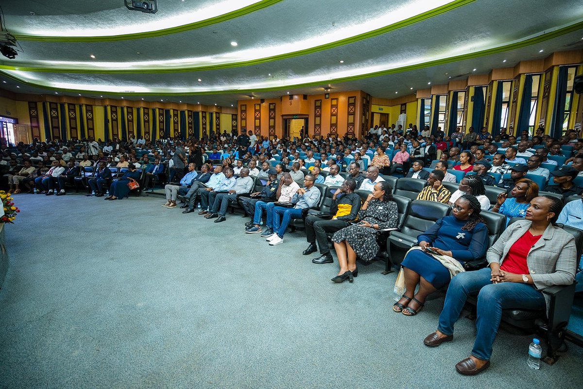 Ku gicamunsi cyo kuri uyu wa gatanu tariki 12/04/2024, Abayobozi n'abakozi ba Komisiyo y'Amatora, (NEC) ab'Ikigo cy'Imisoro n'amahoro (RRA), n'Ikigo cy'Umugenzuzi mukuru w'Imari ya Leta (OAG) bibukiye hamwe jenoside yakorewe Abatutsi mu 1994. (1)