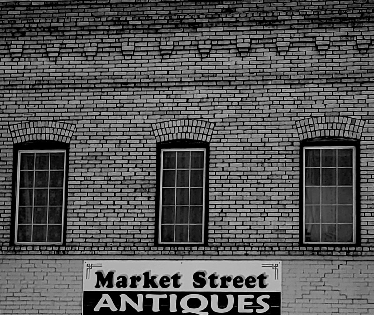 ⬛️⬜️ market street antiques
#photography #bnwphotography #blackandwhitephotography #originalphotography #abstractphotography #artphotography