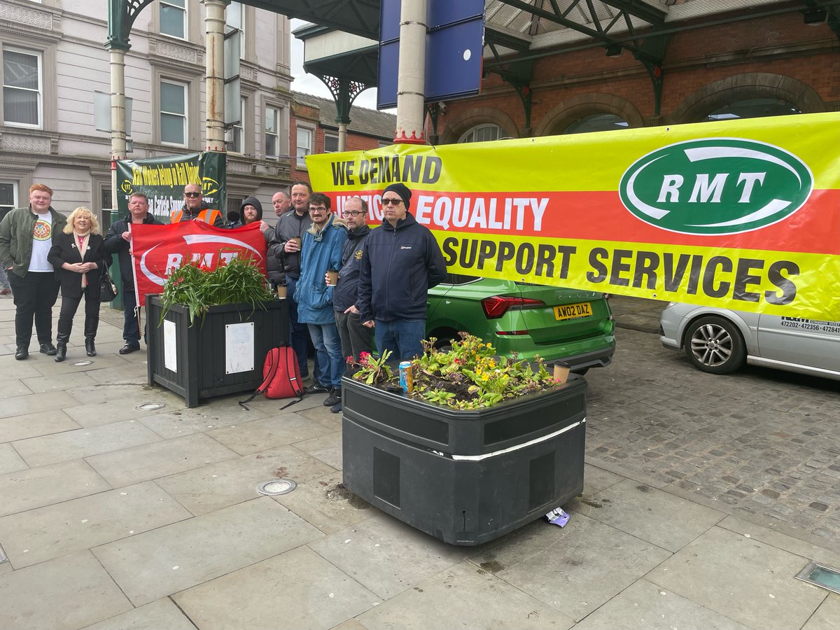 🚫 No Holiday Pay 🚫 No Sick Pay 📉 Lower Rates of Pay than other @northernassist Workers It's time for @carlislesupserv to negotiate with @RMTunion 📸 RMT members on the picket line at Wigan Wallgate today striking for Pay Justice and Equality ✊ #EndOutsourcing