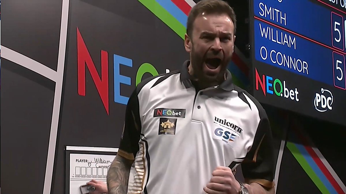 𝗦𝗠𝗨𝗗𝗚𝗘𝗥 𝗦𝗡𝗔𝗧𝗖𝗛𝗘𝗦 𝗜𝗧 🏴󠁧󠁢󠁥󠁮󠁧󠁿 Ross Smith recovers from 5-2 down and survives multiple match darts to snatch a 6-5 win over William O'Connor in today's opener! #IDO24