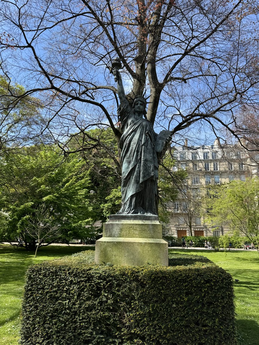 SHoomwitter's tweet photo. A miniature of the Statue of Liberty - gift of France to the U.S. at the Jardin of Luxembourg, Paris. #WeekendinParis https://t.co/7dKRwwsjbN