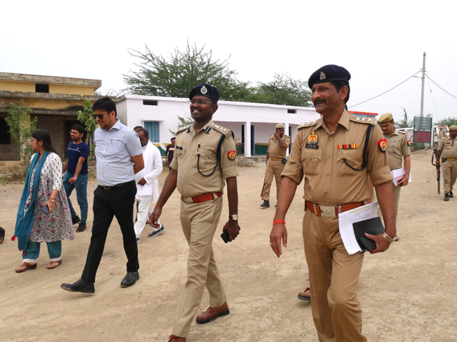 jhansipolice's tweet photo. #लोकसभा_चुनाव_2024  को शांतिपूर्ण, निष्पक्ष एवं पारदर्शी ढंग से सकुशल संपन्न कराने के दृष्टिगत @dmjhansi1 एवं @sspjhansi द्वारा थाना एरच, गरौठा और ककरवई क्षेत्रांतर्गत पड़ने वाले क्रिटिकल मतदान केन्द्रों का भ्रमण किया गया। अर्धसैनिक बलों के ठहरने हेतु किये गये प्रबंधों.... (1/2) https://t.co/YXIEBZfWY9