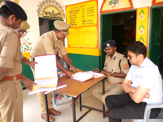 Jhansi Police (@jhansipolice) on Twitter photo #рд▓реЛрдХрд╕рднрд╛_рдЪреБрдирд╛рд╡_2024 рдХреЛ рд╢рд╛рдВрддрд┐рдкреВрд░реНрдг, рдирд┐рд╖реНрдкрдХреНрд╖ рдПрд╡рдВ рдкрд╛рд░рджрд░реНрд╢реА рдврдВрдЧ рд╕реЗ рд╕рдХреБрд╢рд▓ рд╕рдВрдкрдиреНрди рдХрд░рд╛рдиреЗ рдХреЗ рджреГрд╖реНрдЯрд┐рдЧрдд <a href="/dmjhansi1/">DM Jhansi</a> рдПрд╡рдВ <a href="/sspjhansi/">SSP Jhansi</a> рджреНрд╡рд╛рд░рд╛ рдерд╛рдирд╛ рдПрд░рдЪ, рдЧрд░реМрдард╛ рдФрд░ рдХрдХрд░рд╡рдИ рдХреНрд╖реЗрддреНрд░рд╛рдВрддрд░реНрдЧрдд рдкрдбрд╝рдиреЗ рд╡рд╛рд▓реЗ рдХреНрд░рд┐рдЯрд┐рдХрд▓ рдорддрджрд╛рди рдХреЗрдиреНрджреНрд░реЛрдВ рдХрд╛ рднреНрд░рдордг рдХрд┐рдпрд╛ рдЧрдпрд╛ред рдЕрд░реНрдзрд╕реИрдирд┐рдХ рдмрд▓реЛрдВ рдХреЗ рдард╣рд░рдиреЗ рд╣реЗрддреБ рдХрд┐рдпреЗ рдЧрдпреЗ рдкреНрд░рдмрдВрдзреЛрдВ.... (1/2) #рд▓реЛрдХрд╕рднрд╛_рдЪреБрдирд╛рд╡_2024 рдХреЛ рд╢рд╛рдВрддрд┐рдкреВрд░реНрдг, рдирд┐рд╖реНрдкрдХреНрд╖ рдПрд╡рдВ рдкрд╛рд░рджрд░реНрд╢реА рдврдВрдЧ рд╕реЗ рд╕рдХреБрд╢рд▓ рд╕рдВрдкрдиреНрди рдХрд░рд╛рдиреЗ рдХреЗ рджреГрд╖реНрдЯрд┐рдЧрдд <a href="/dmjhansi1/">DM Jhansi</a> рдПрд╡рдВ <a href="/sspjhansi/">SSP Jhansi</a> рджреНрд╡рд╛рд░рд╛ рдерд╛рдирд╛ рдПрд░рдЪ, рдЧрд░реМрдард╛ рдФрд░ рдХрдХрд░рд╡рдИ рдХреНрд╖реЗрддреНрд░рд╛рдВрддрд░реНрдЧрдд рдкрдбрд╝рдиреЗ рд╡рд╛рд▓реЗ рдХреНрд░рд┐рдЯрд┐рдХрд▓ рдорддрджрд╛рди рдХреЗрдиреНрджреНрд░реЛрдВ рдХрд╛ рднреНрд░рдордг рдХрд┐рдпрд╛ рдЧрдпрд╛ред рдЕрд░реНрдзрд╕реИрдирд┐рдХ рдмрд▓реЛрдВ рдХреЗ рдард╣рд░рдиреЗ рд╣реЗрддреБ рдХрд┐рдпреЗ рдЧрдпреЗ рдкреНрд░рдмрдВрдзреЛрдВ.... (1/2)