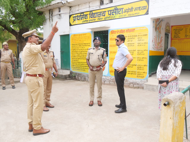 jhansipolice's tweet photo. #लोकसभा_चुनाव_2024  को शांतिपूर्ण, निष्पक्ष एवं पारदर्शी ढंग से सकुशल संपन्न कराने के दृष्टिगत @dmjhansi1 एवं @sspjhansi द्वारा थाना एरच, गरौठा और ककरवई क्षेत्रांतर्गत पड़ने वाले क्रिटिकल मतदान केन्द्रों का भ्रमण किया गया। अर्धसैनिक बलों के ठहरने हेतु किये गये प्रबंधों.... (1/2) https://t.co/YXIEBZfWY9
