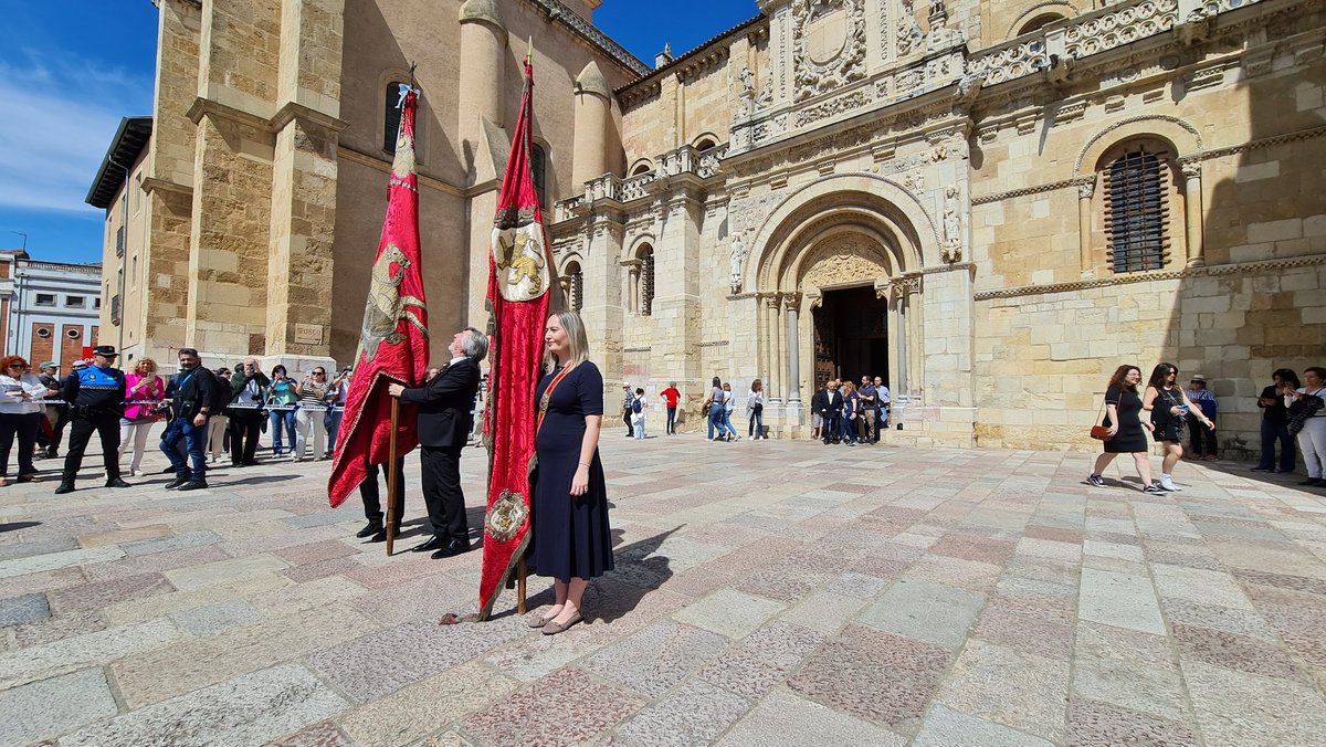 LeonAyto's tweet photo. La concejala de Comercio, Consumo y Fiestas del Ayuntamiento de #LeónEsp, Camino Orejas, ha portado este sábado el Pendón Real ante la basilica de San Isidoro. Un acto celebrado en el marco  del Congreso de Pendones que se celebra en la ciudad. https://t.co/AguuPE1Gdz