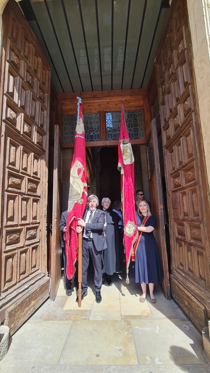 LeonAyto's tweet photo. La concejala de Comercio, Consumo y Fiestas del Ayuntamiento de #LeónEsp, Camino Orejas, ha portado este sábado el Pendón Real ante la basilica de San Isidoro. Un acto celebrado en el marco  del Congreso de Pendones que se celebra en la ciudad. https://t.co/AguuPE1Gdz