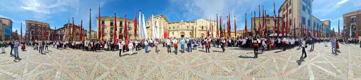 LeonAyto's tweet photo. La concejala de Comercio, Consumo y Fiestas del Ayuntamiento de #LeónEsp, Camino Orejas, ha portado este sábado el Pendón Real ante la basilica de San Isidoro. Un acto celebrado en el marco  del Congreso de Pendones que se celebra en la ciudad. https://t.co/AguuPE1Gdz
