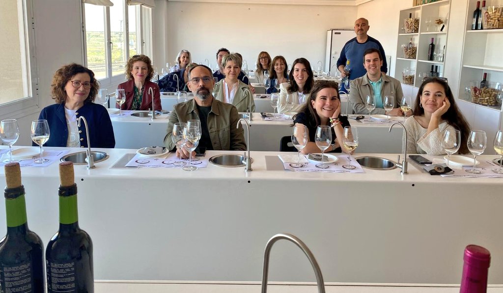 vinodelamancha's tweet photo. Cata comentada y visita hoy @apciudadreal 🖊️📷🎥🎤 para conocer mejor a los #VinosdeLaMancha
#CalidadDiferenciada2024 #CampoyAlma #Airen #Cencibel #CataresAprender https://t.co/QHGuVfhjGN