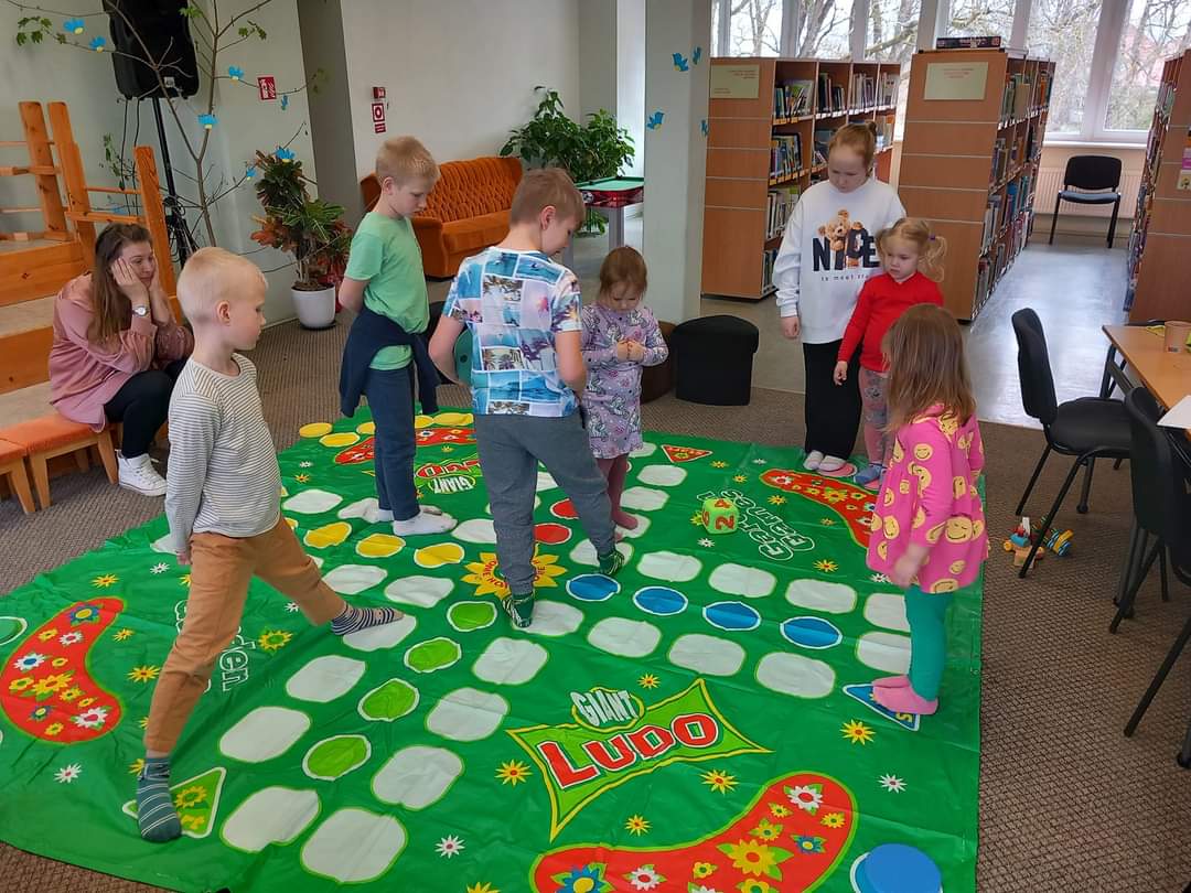 Šodien aizvadījām Šarlotes skoliņas mazajiem noslēguma nodarbību. Teicām paldies mazajiem dalībniekiem par interesi un darbotiesprieku.  Spēlējām spēles, rotājām savu auduma maisiņu un našķojāmies. Mūs priecēja mīļš muzikāls sveiciens no Zitas un Jorena.