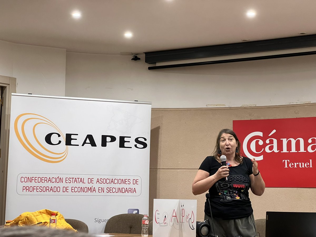 Aquí estamos formándonos en #Teruel en el 4 CONGRESO NACIONAL SOBRE LA ENSEÑANZA DE LA ECONOMÍA

Taller 3: Diálogo económico a través del debate (comunicar) - Inmaculada Lucia Gimeno.

Gran trabajo de <a href="/ADESDAR/">ADESDAR </a> y de <a href="/Ceapes2/">Ceapes</a> 
#CONGRESOECONOMIASECUNDARIA