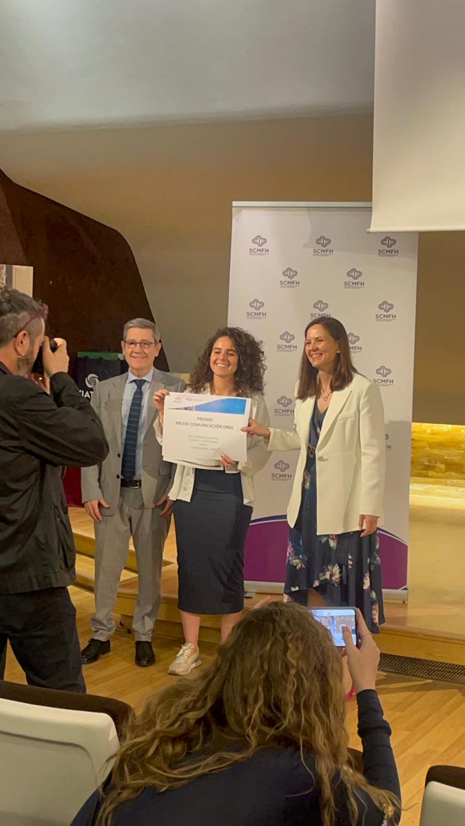 SCMFH's tweet photo. Premio Mejor Comunicación de las #XVIIIjornadascientificas a "Desabastecimientos de medicamentos: un desafío silencioso" de @Farmacia_HGUCR @SanidadCR Enhorabuena por el premio y por dar visibilidad a un problema que sufrimos todos 👏🏼👏🏼 @sefh_ @SanidadCLM https://t.co/htZUEHksva
