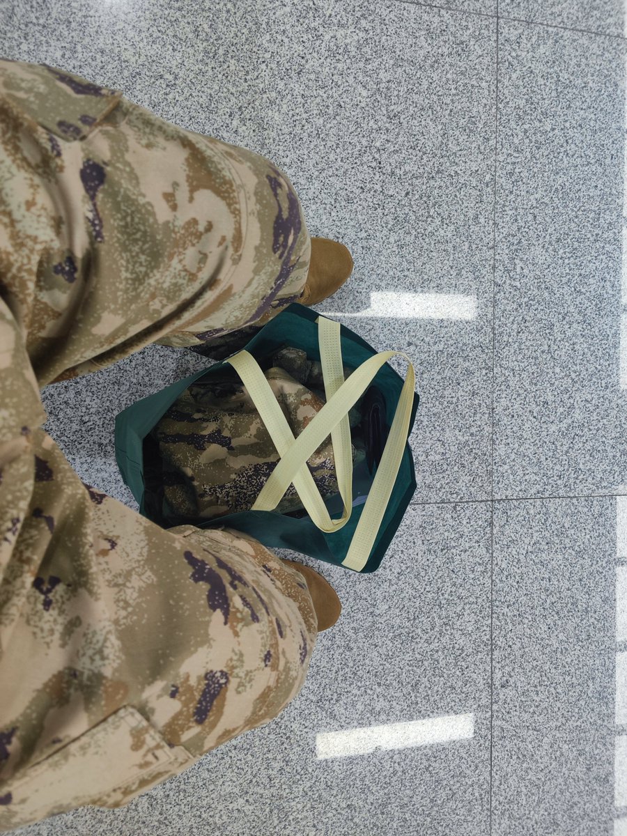 Lost_ZJ's tweet photo. 还好地铁人少，光穿着裤子和靴子就已经很社恐了 https://t.co/ouDR9DFdXT