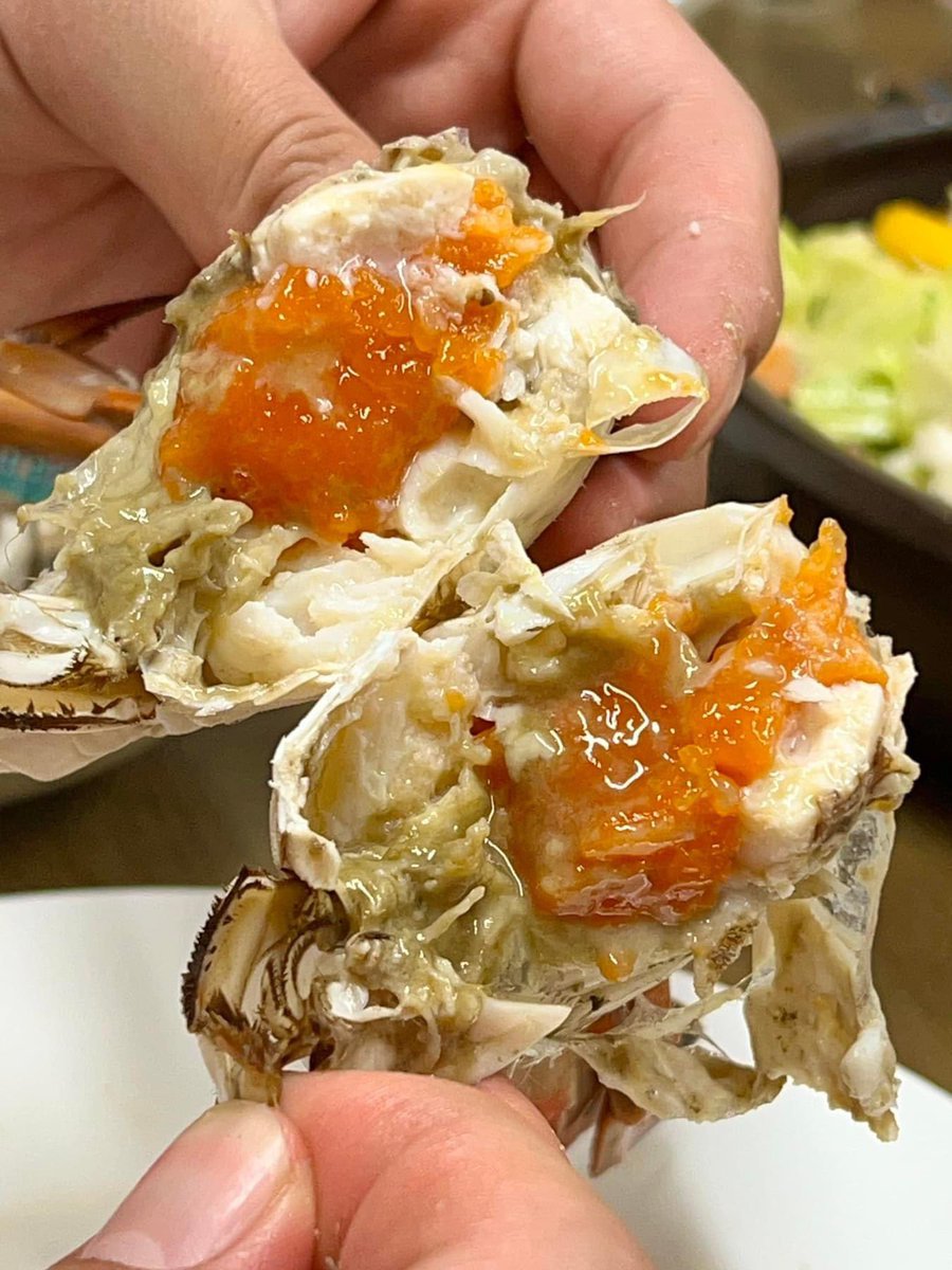 봄의 맛 꽃게를 반숙처럼 찌면 암꽃게 속에 있는 난소가 마치 맛있는 달걀의 계란반숙처럼
찐득하고 좋은 풍미를 입안에 가득 남긴다.
찜기에 스팀이 올라오면 강하게 7분 그리고 불을 끈 후 5분간 뜸을 들인다. 이 녹진함은
정말 봄의 별미.