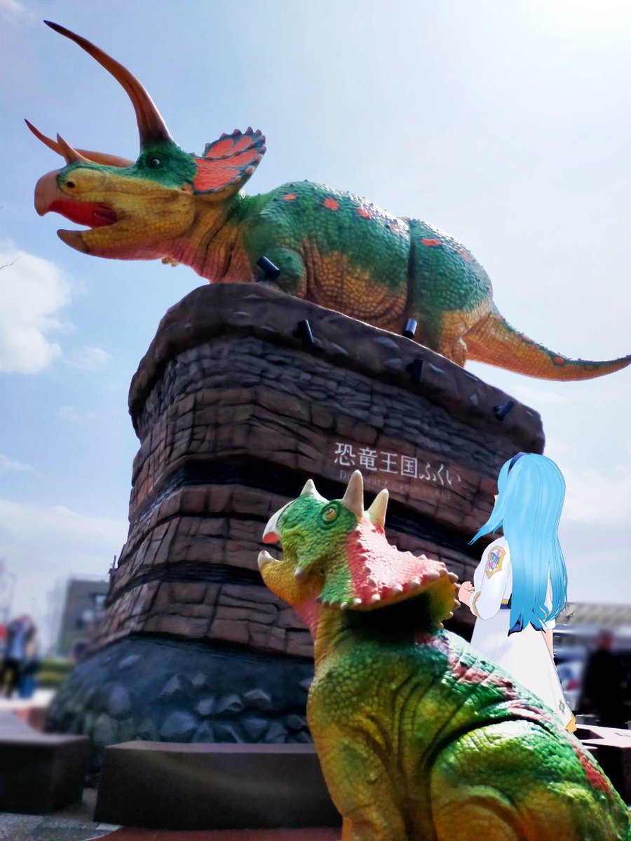 【福井駅前】 まさに「恐竜王国」🦕✨!!! 現代の街の風景に恐竜🦕🦕🦕!?!? はじめて降り立った福井県では、たくさんの恐竜さんたちがお出迎えしてくれました( *´艸｀)✨ 西口の恐竜さんたち、動いてました…！ 迫力凄すぎ…!!! #ところの旅 #福井県
