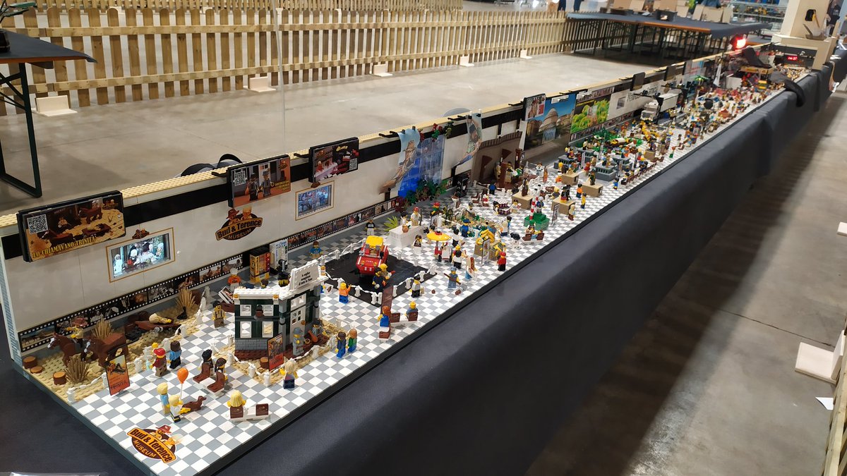 JvJean1971's tweet photo. @LauraLuthien86 Questa è una serie di moc spettacolari di Patrick Baroni. Ma è impossibile rendere i dettagli con le foto. Il museo di Bud Soencer e Terence Hill con la ricostruzione delle scene di tantissimi loro film. #cremonabricks https://t.co/xHnKdn9i0N