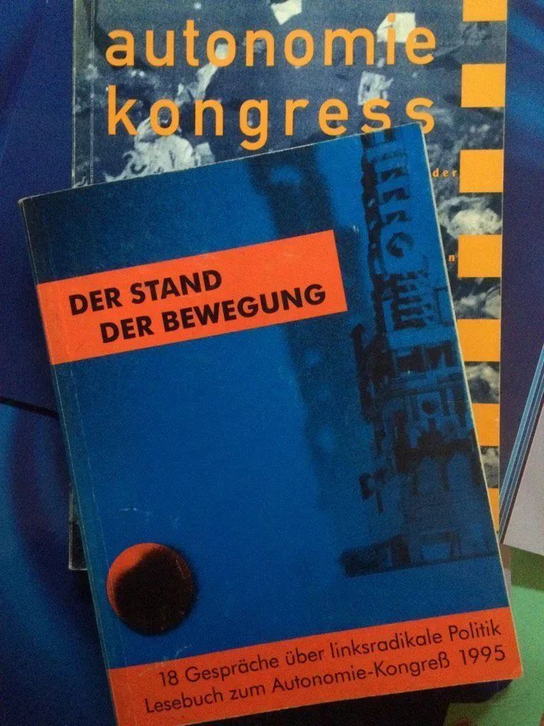 Berlin, 13.04.95: Der 'Autonomie Kongress' zum Stand der Bewegung (und darüberhinaus) beginnt. Über 2.000 Personen nehmen an den Veranstaltungen und Diskussionen teil.