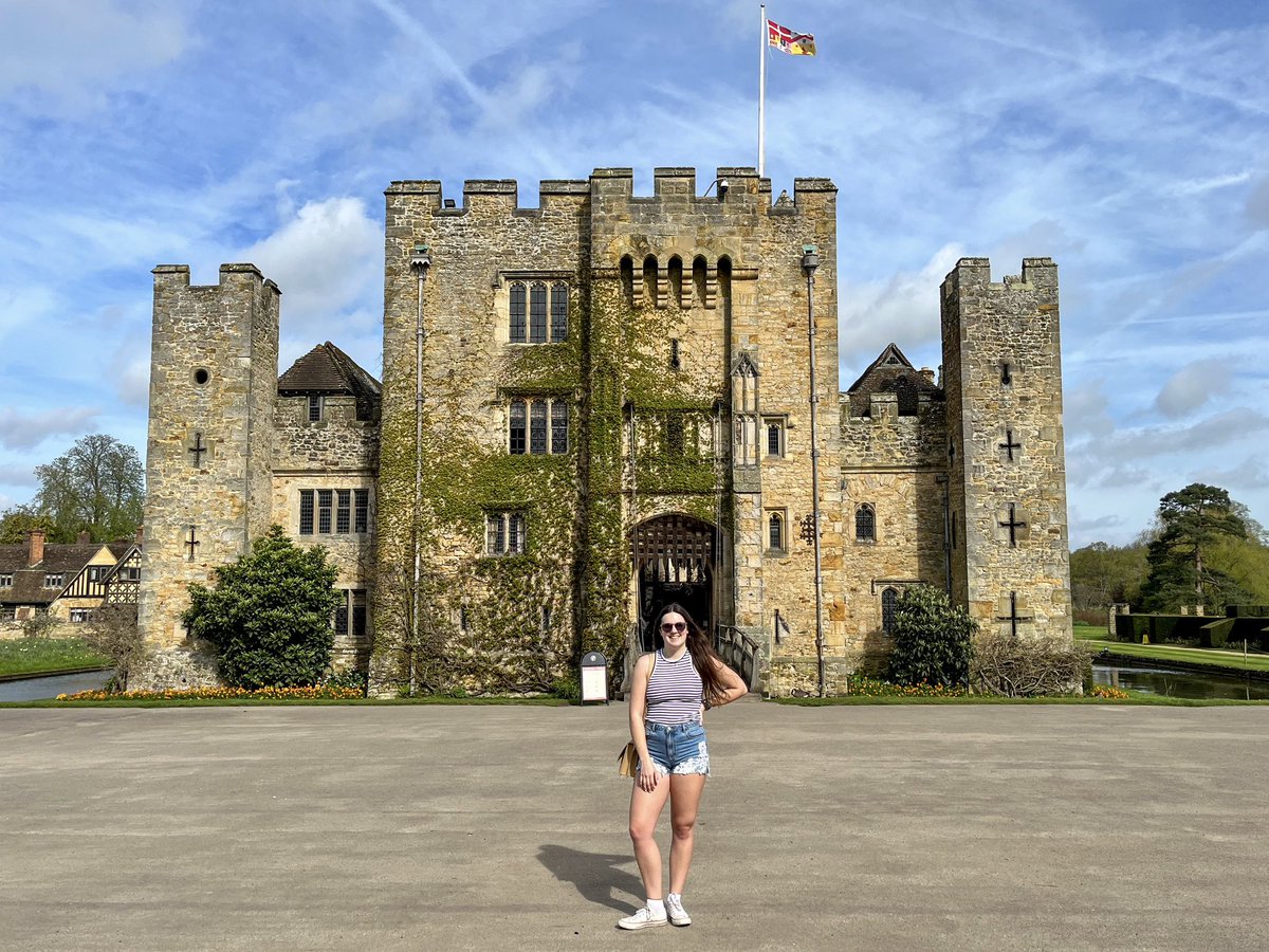 The Queen and her castle! 📷👸🏰 @lou_watts12 #HeverCastle