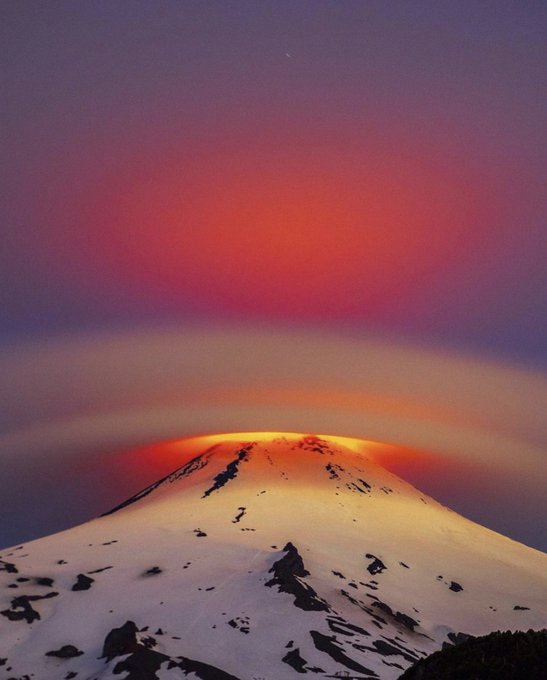 Lenticular clouds partially obscuring the Villarica volcano activity.

[📷 Fransisco Negroni, Chile]