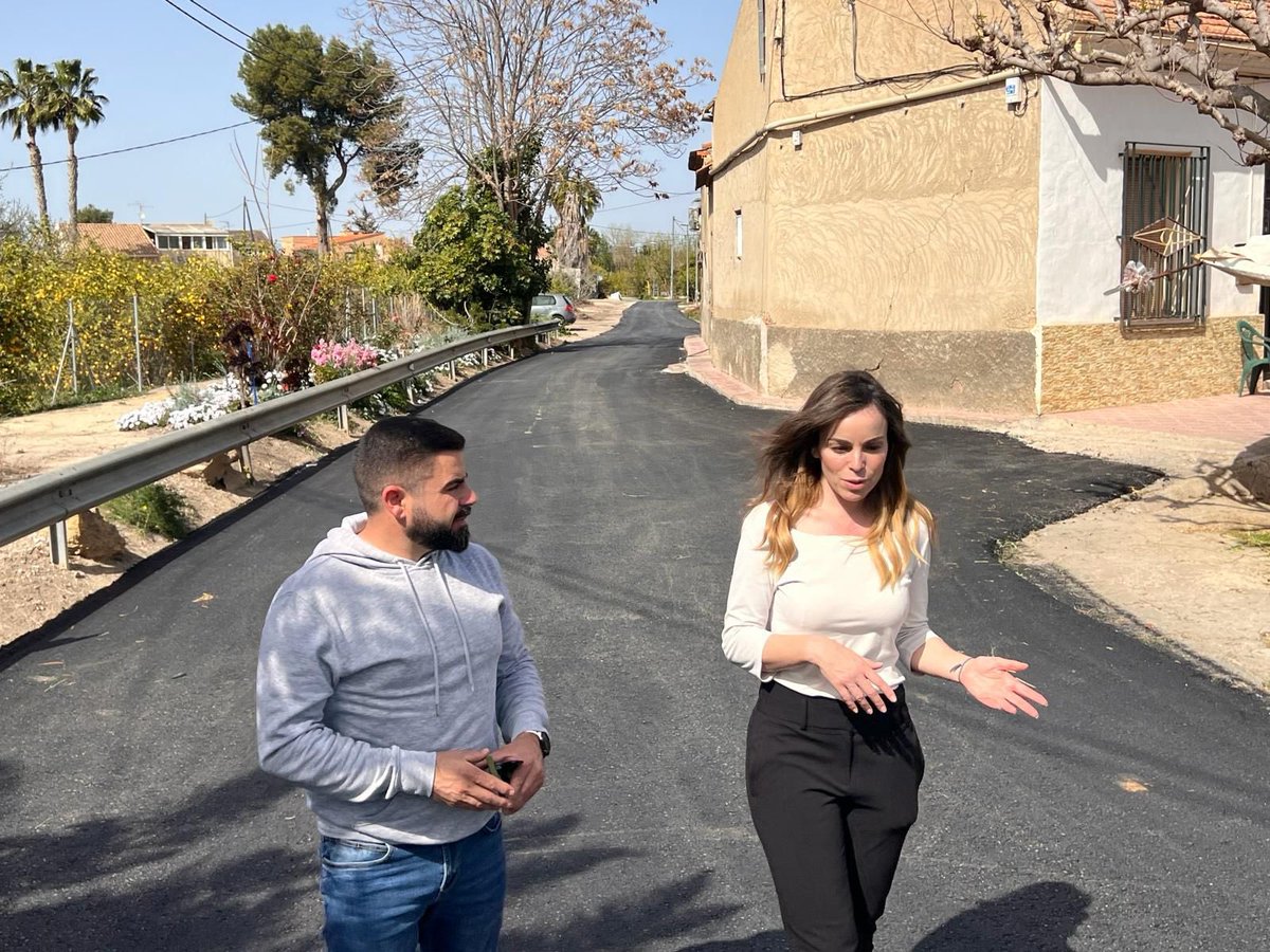 Mejores accesos para los vecinos del carril Garridos de Los Dolores. Los trabajos han permitido renovar el asfalto de cerca de un millar de metros cuadrados en un espacio de huerta de la pedanía murciana. centromedios.murcia.es/PUBLICO/NotaPr…