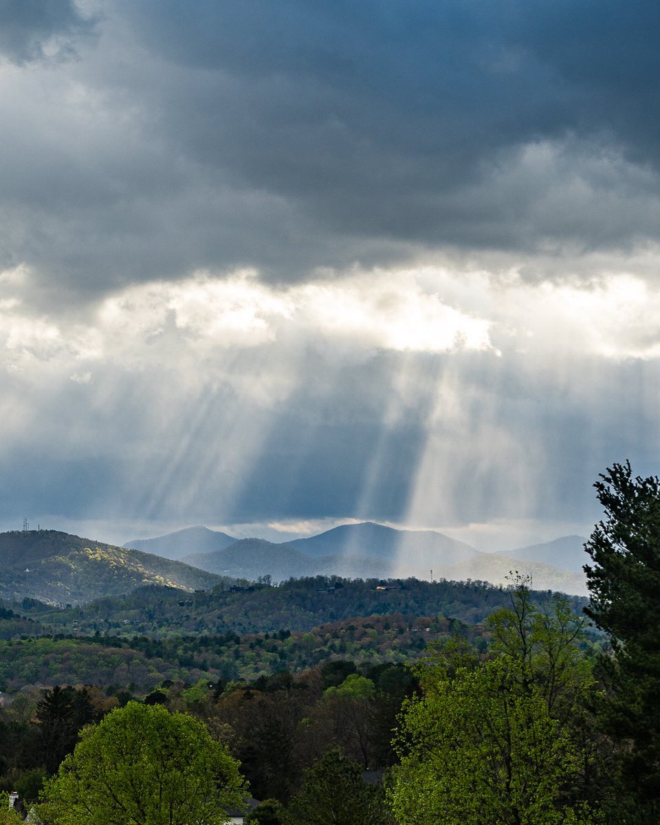 Still trying to find a full-time cloud photography gig, if any of you have any leads