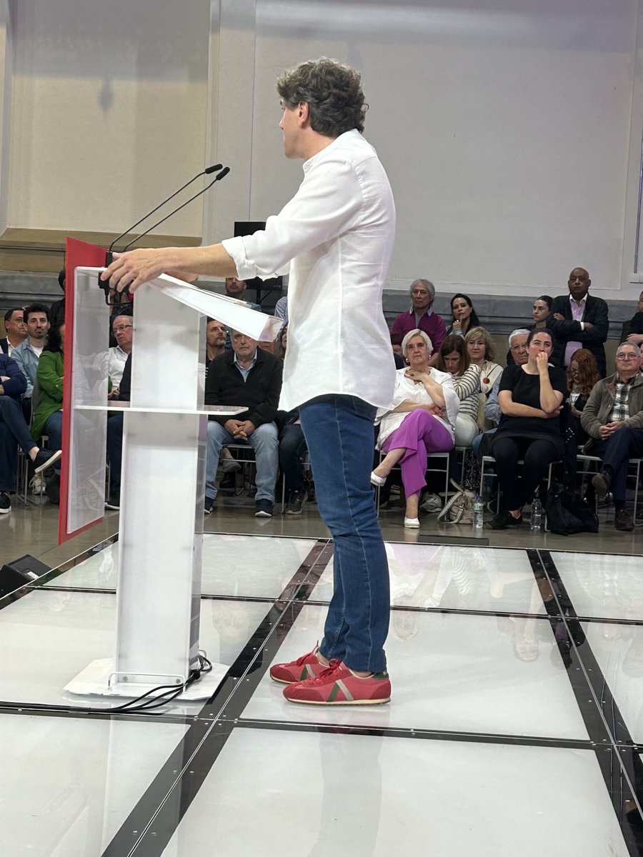 ⁦@enekoandueza⁩ con las zapatillas de un lehendakari vasco para hacer avanzar a Euskadi en progreso social y económico desde la izquierda real