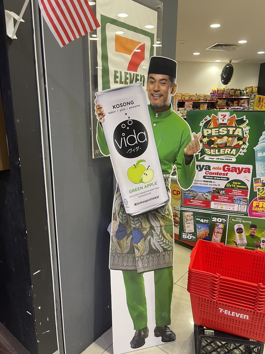 flixmill's tweet photo. look like he's way better off as celebrity @Khairykj https://t.co/PmPap5qSE3