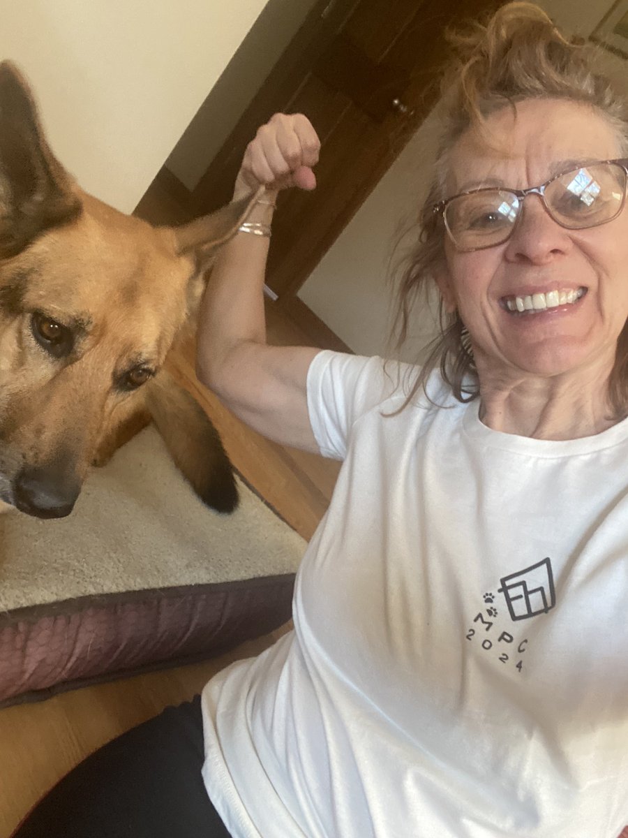 YoSkiSomo's tweet photo. @MyPeakChallenge @SamHeughan Posing with my #peakerpet
#wisconsinpeakers https://t.co/MrpbaXaIAG