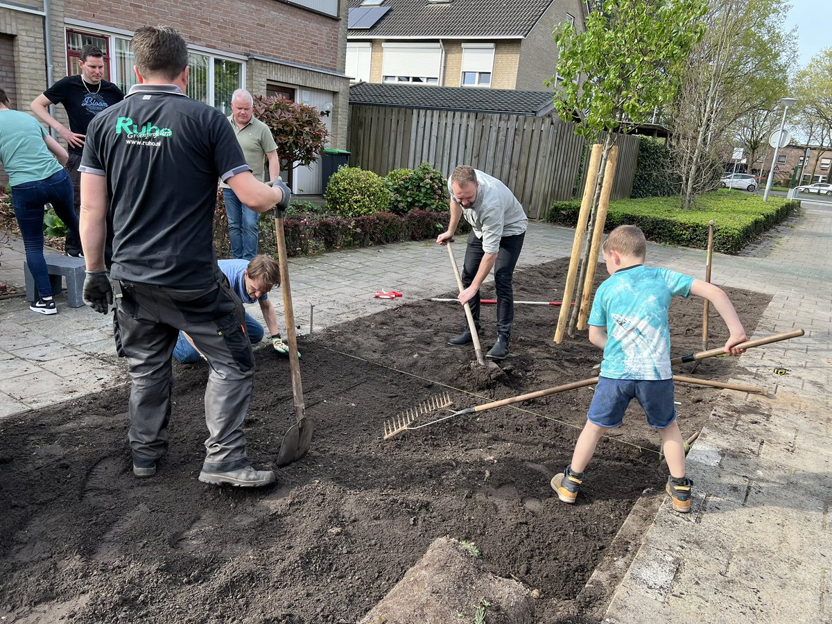 Het tegelwipseizoen is begonnen! Trots op het eigen initiatief van de inwoners van Keizershof om hun straat te vergroenen! Als gemeente werken we daar graag aan mee! @tegelwippen @Gem_Maashorst