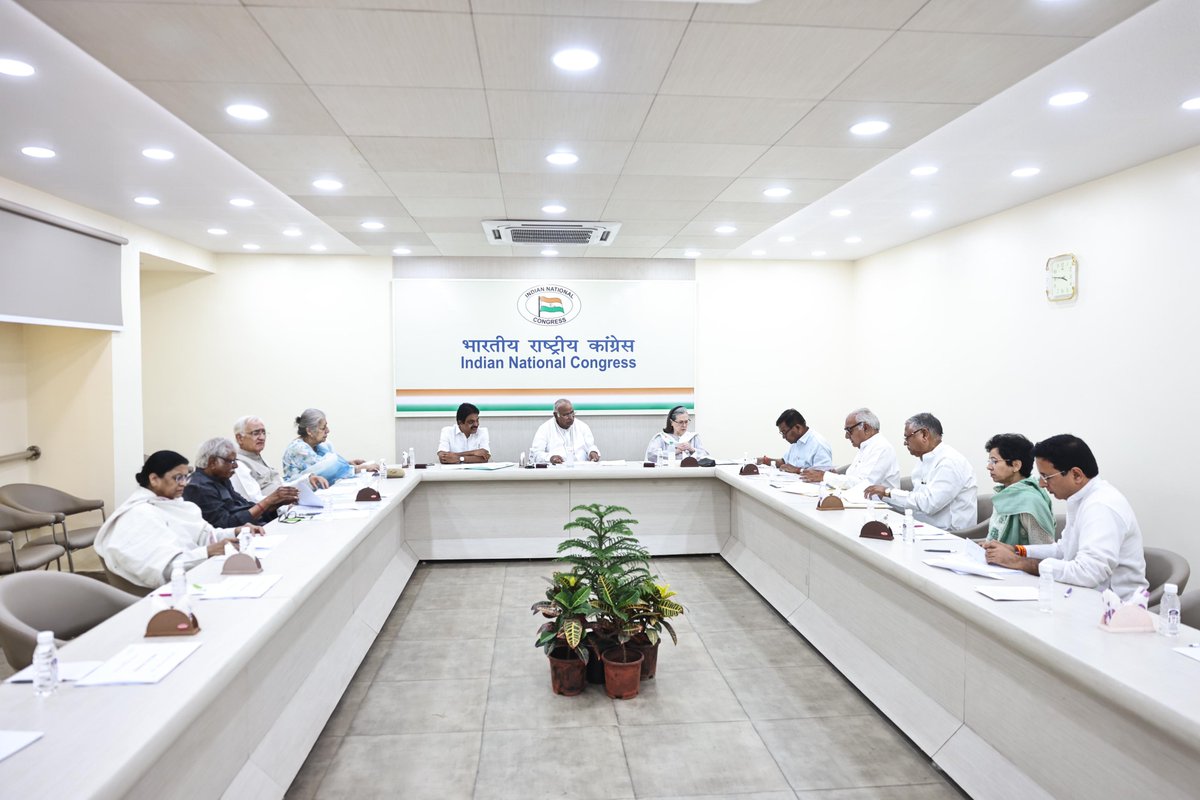 INC President Sh. Mallikarjun @kharge ji, in the presence of CPP Chairperson Smt. Sonia Gandhi ji, chaired the CEC Meeting at AICC HQ today to decide on candidates for Haryana, Punjab and Himachal Pradesh.