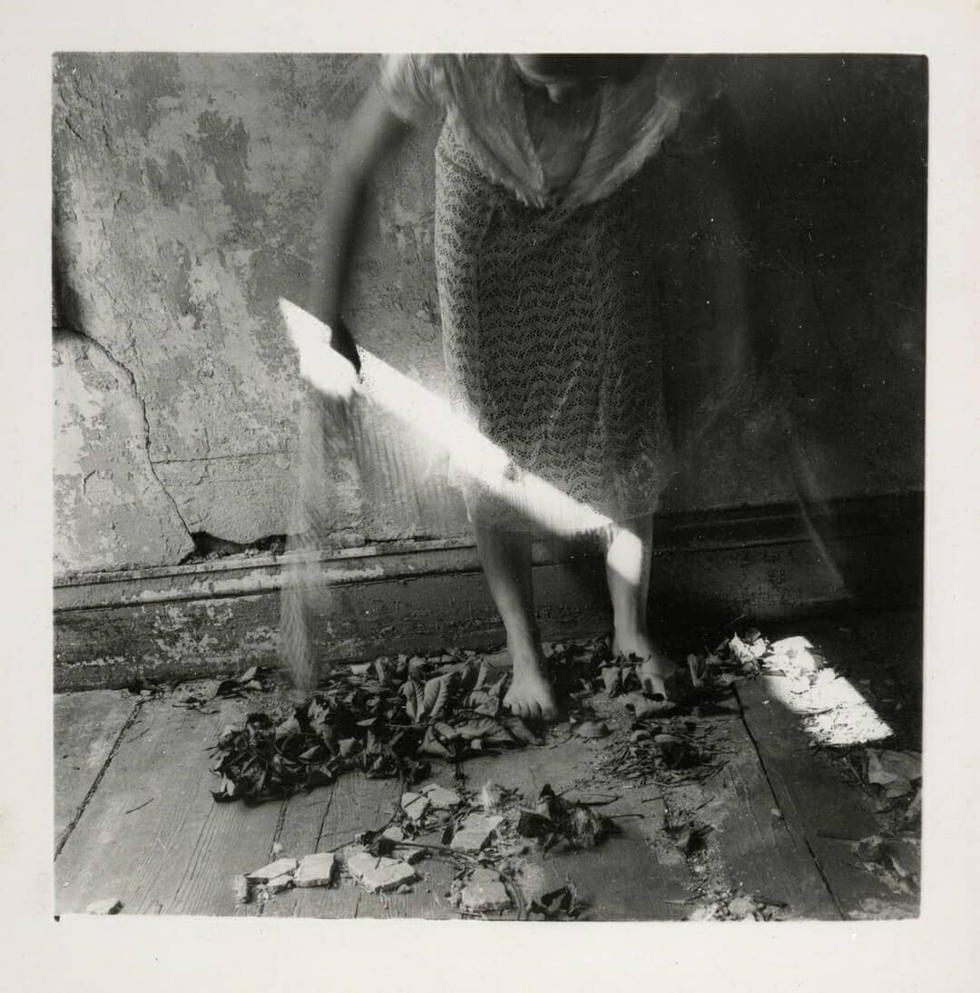 📷 Discover the ideas and inspiration behind #FrancescaWoodman’s hauntingly beautiful photographic self-portraits ➡️ bit.ly/3xGovM2 ​ ☂️ Untitled c.1980 📷 Space², Providence, Rhode Island 1976 ​🍂 Untitled, Providence, Rhode Island 1975–8