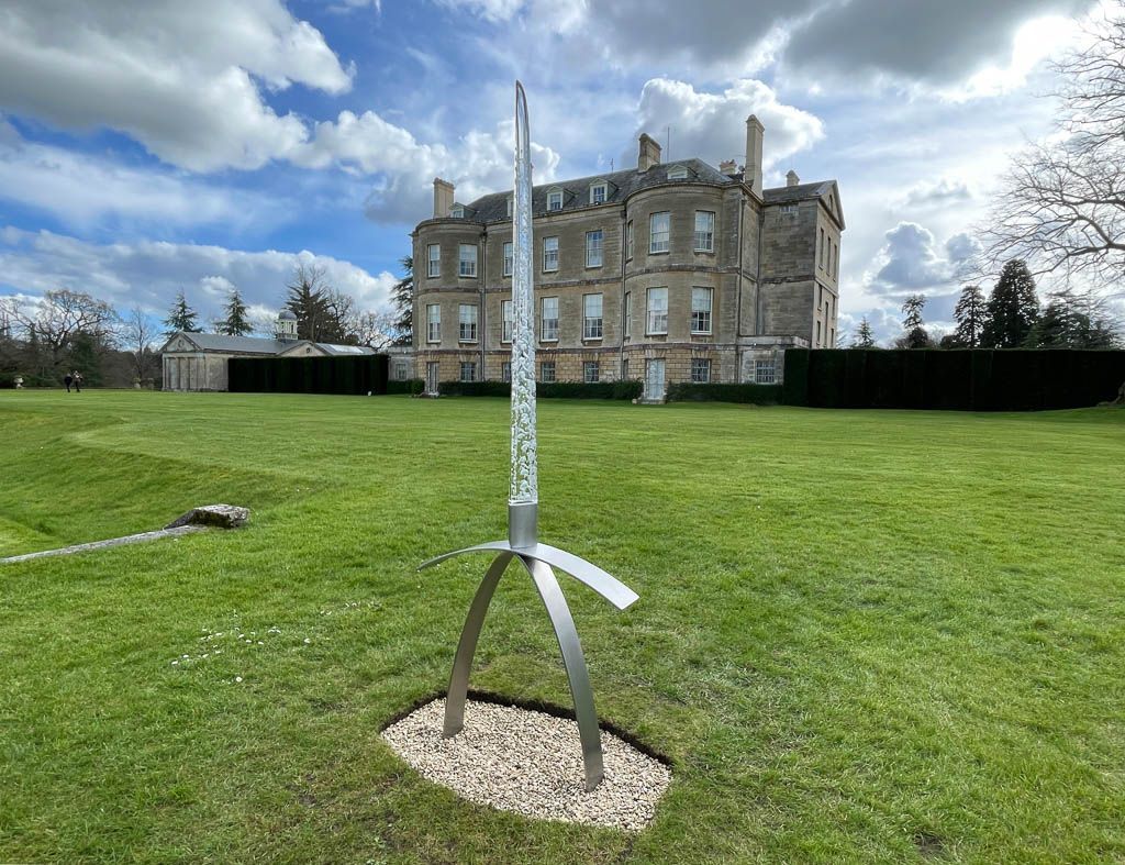 Internationally renowned artists Sally Fawkes and Richard Jackson are exhibiting their glass sculptures at Buscot Park in Oxfordshire. buff.ly/3xnc1sC