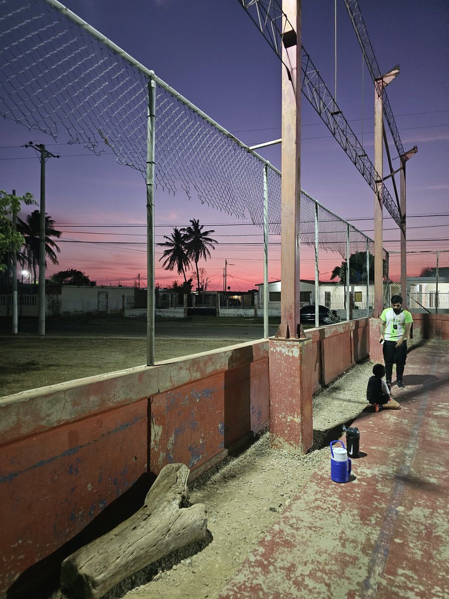 Esta muchachera estudiantil y deportiva,además de sus familias -+600 ǰóvenes- aun mantienen esperanzas que le atiendan la solicitud para la reparación de la cancha deportiva de Judibana.Paraguana. <a href="/NicolasMaduro/">Nicolás Maduro</a> @ConMaduroMas_ <a href="/MervinMaldonad0/">Mervin Maldonado</a> <a href="/Jcloyo/">Juan Carlos Loyo</a> <a href="/montezumal/">Leonardo Montezuma</a> <a href="/PartidoPSUV/">PSUV</a>