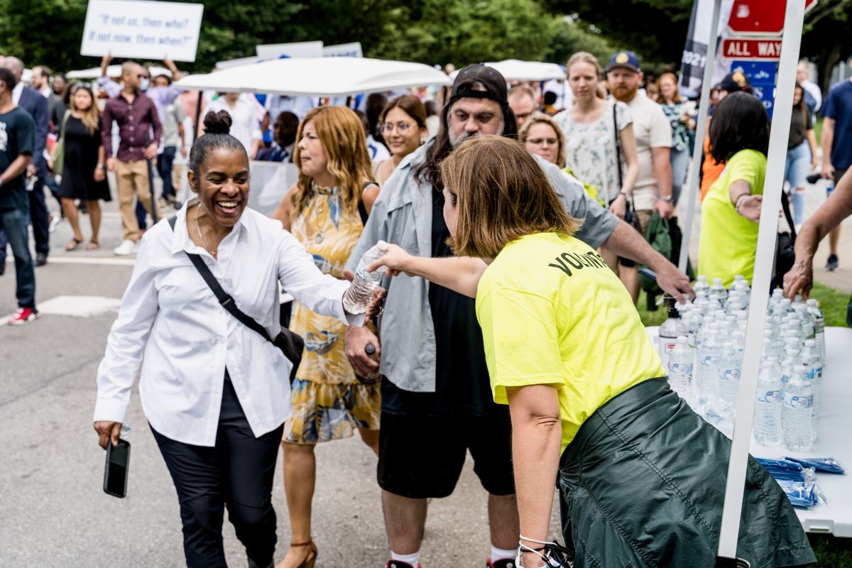 Volunteers are needed to help with event setup, pass out water bottles, ensure trash and recycling go where they belong, and give us a hand with other tasks as needed during the Diane Nash parade! Sign up here: hon.org/opportunity/a0…