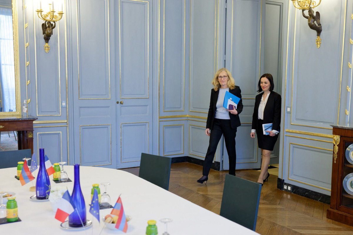 Dans le cadre de son déplacement en France, Mme Zhanna Andreasyan, Ministre de @minESCSarm a eu un échange riche et chaleureux avec la Ministre de l’éducation nationale et de la jeunesse de la France 🇫🇷 Mme Nicole @NBelloubet sur la coopération dans le domaine de l’éducation.