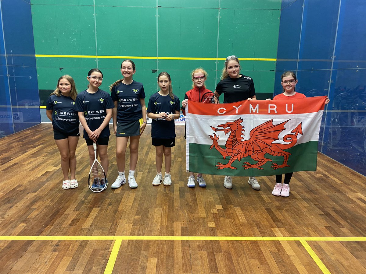 A fantastic fight back from the under 11’s from 1 string down and 2-0 down to a come back to a 3-2 win for Heidi and a 3-0 win for Claudia to beat Surrey 2-1. Well done girls. Team Wales 🏴󠁧󠁢󠁷󠁬󠁳󠁿 👏👏👏@GtSquash @sqwales @RW_Squash