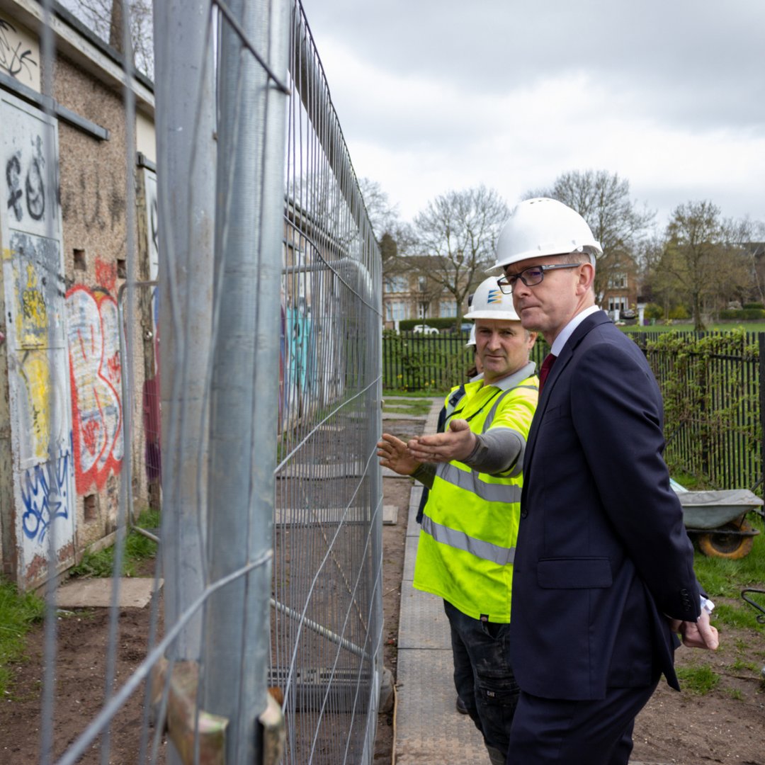 Community group @SouthSeeds is bringing colour back to the Old Changing Rooms at Glasgow's Queen’s Park, since establishing a community garden during lockdown 🌻

Now with £256K from the #CommunityOwnershipFund renovations continue, with plans for a tool library, workshops & cafe